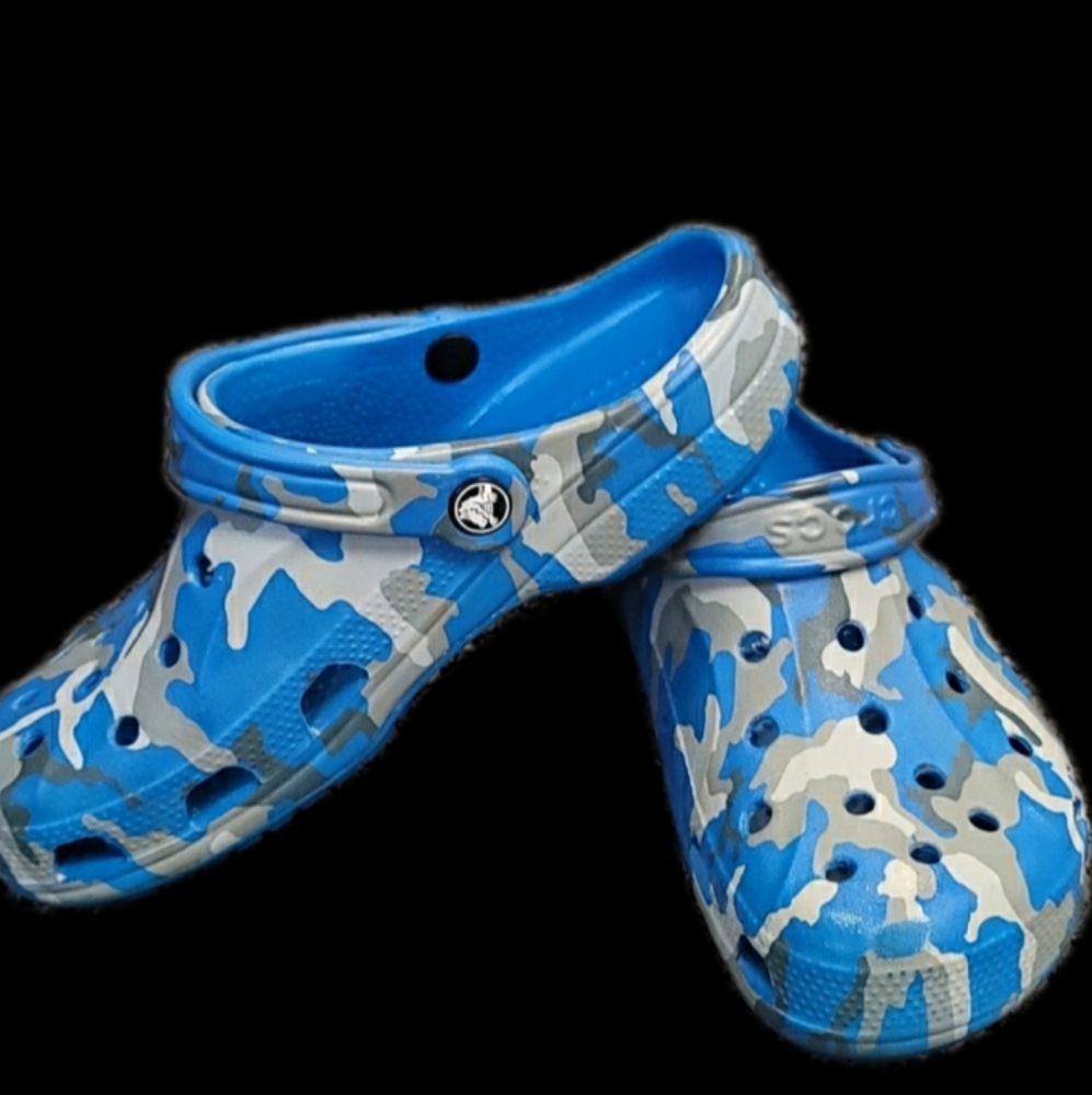 CROC's unisex Adult Baya graphic Clog-  Blue, gray Camo Size Mens 6 or Women's 8